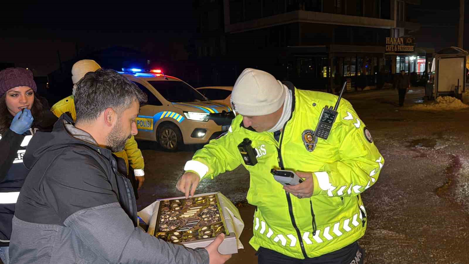 gazetecilerden polislere yeni yil surprizi 4 8MROp7Zi