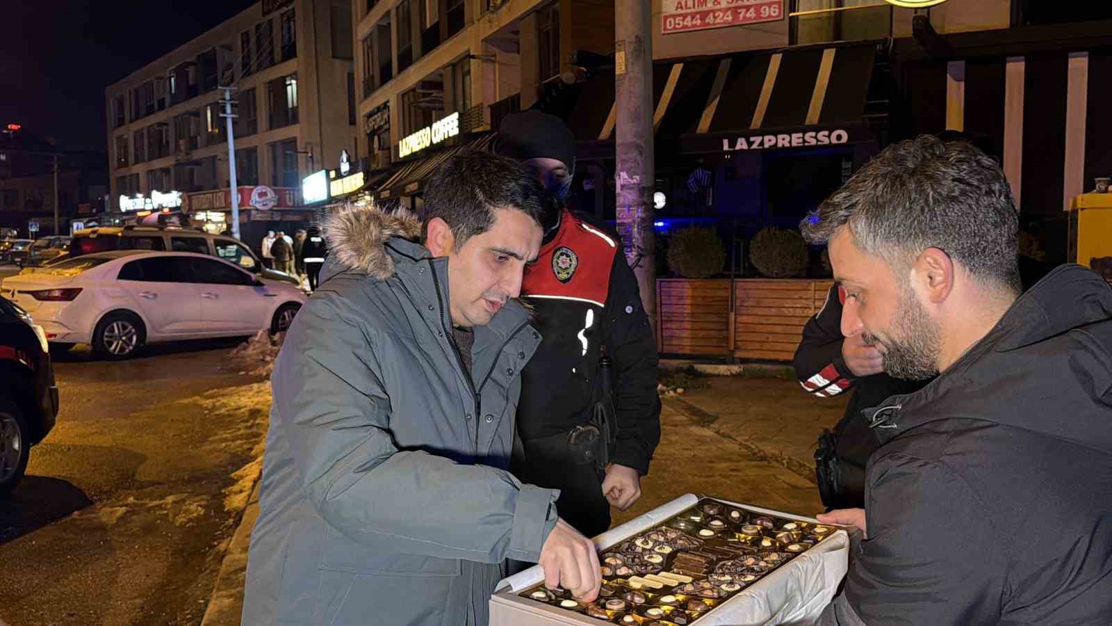 gazetecilerden polislere yeni yil surprizi 5 BYVNWIHH