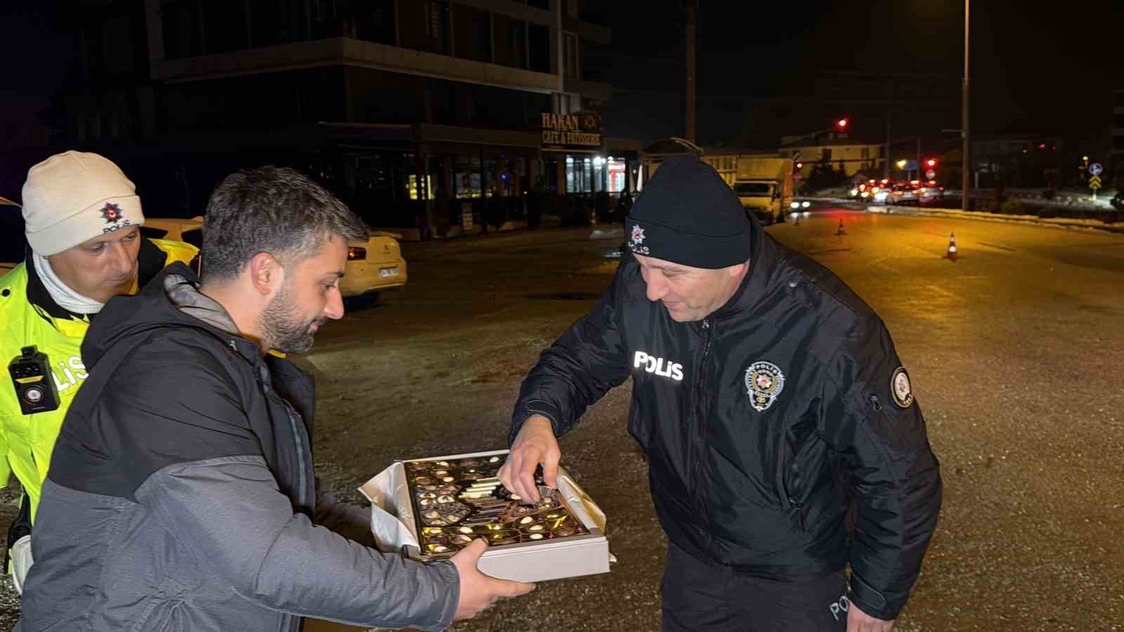 gazetecilerden polislere yeni yil surprizi 6 UwDvnajA