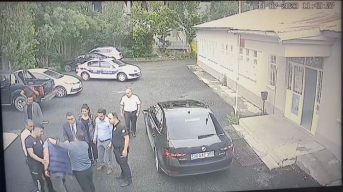 gazeteciyi darbeden koruma polisine ceza 0 TCyBbynH