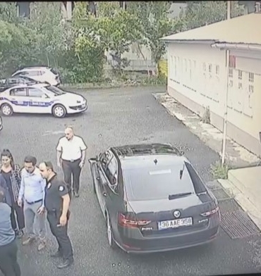 gazeteciyi-darbeden-koruma-polisine-ceza-wzQD1Oq6.jpg