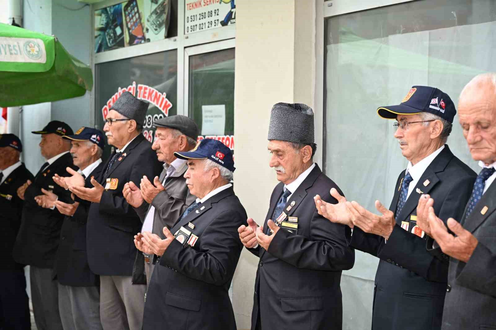 gazi baskan son yolculuguna askeri torenle ugurlandi 5 dzFqmMVF