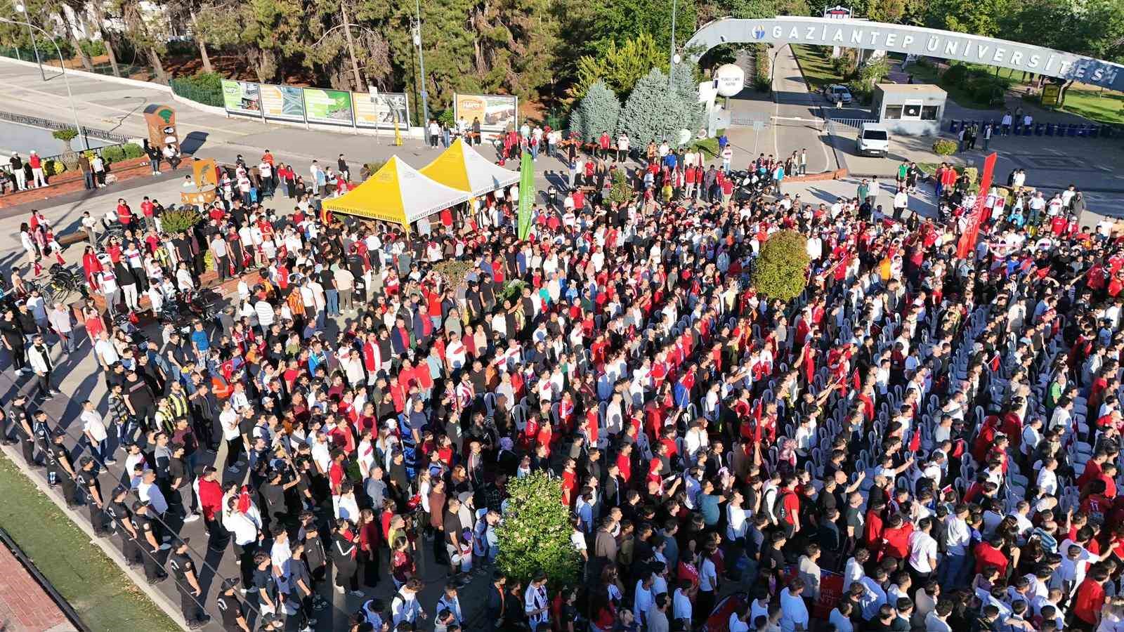 Gazi Şehirliler Milli heyecanı üniversite meydanında yaşadı 4 gazi sehirliler milli heyecani universite meydaninda yasadi 0 AYrQzfyF