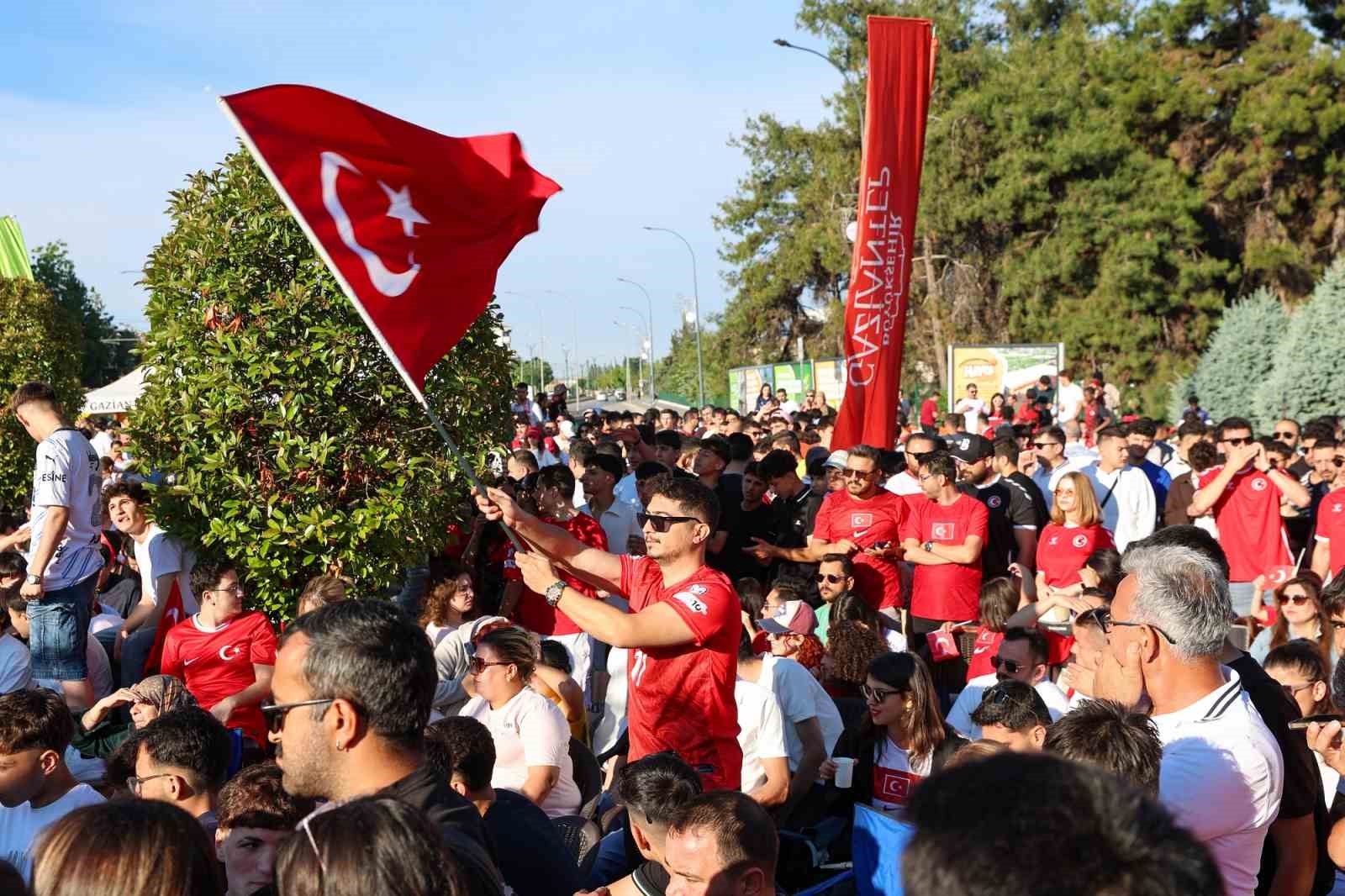 Gazi Şehirliler Milli heyecanı üniversite meydanında yaşadı 5 gazi sehirliler milli heyecani universite meydaninda yasadi 1 VEPqF33U