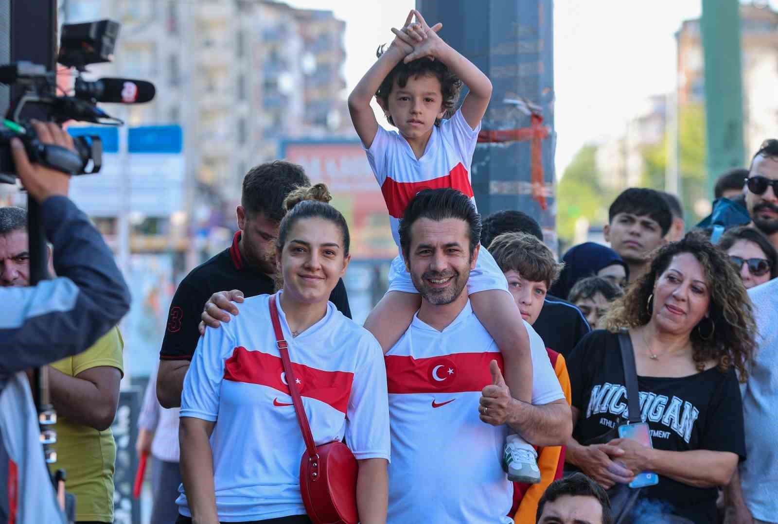 Gazi Şehirliler Milli heyecanı üniversite meydanında yaşadı 6 gazi sehirliler milli heyecani universite meydaninda yasadi 2 iOMaR2B2