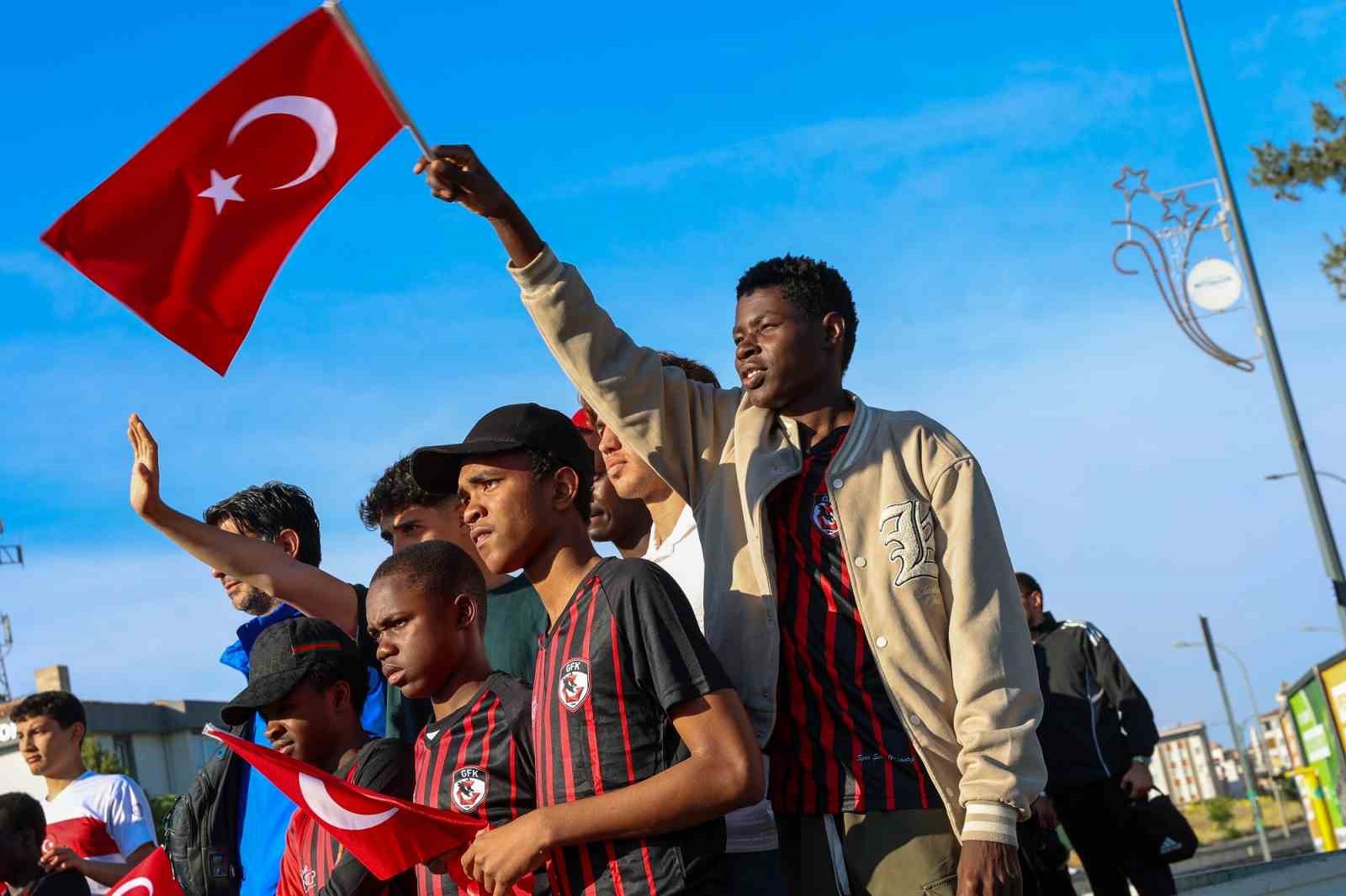 Gazi Şehirliler Milli heyecanı üniversite meydanında yaşadı 7 gazi sehirliler milli heyecani universite meydaninda yasadi 3 3TMbrDls