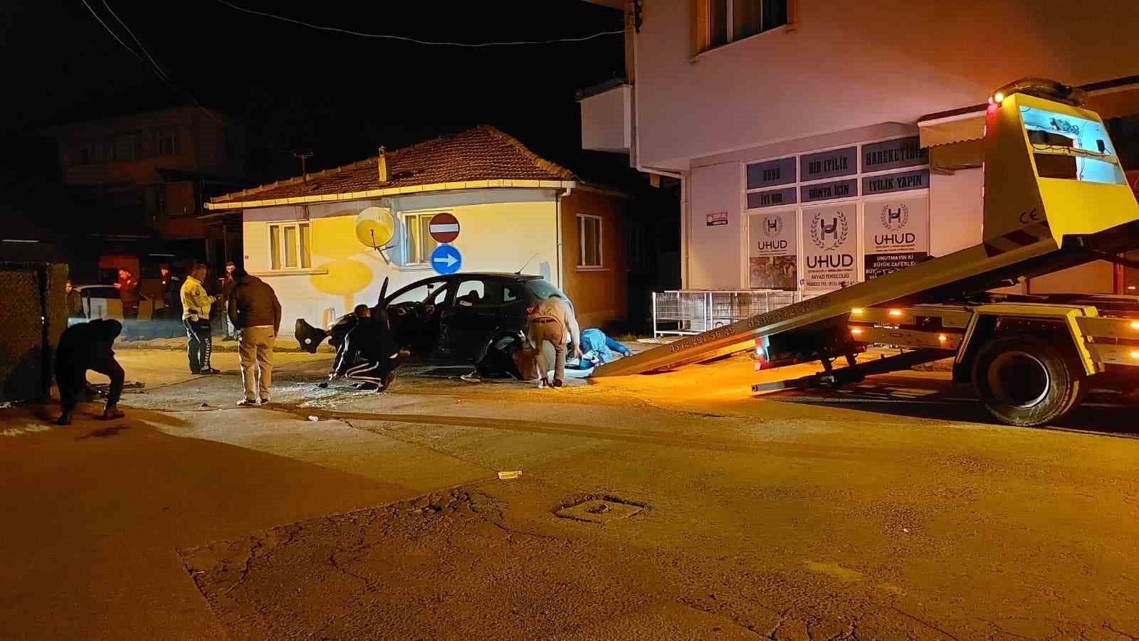 Gazı takılı kalan otomobil beton çite çarparak yan yattı 7 gazi takili kalan otomobil beton cite carparak yan yatti 3 qDhKpnfR
