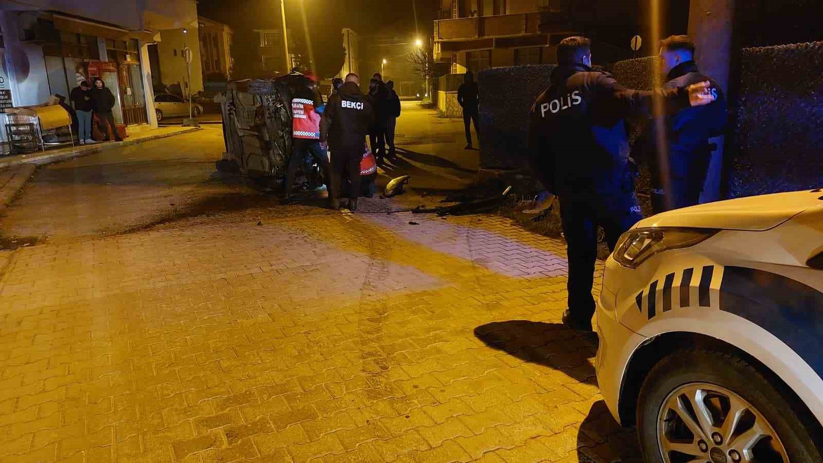 Gazı takılı kalan otomobil beton çite çarparak yan yattı 8 gazi takili kalan otomobil beton cite carparak yan yatti 4 Js4qa165