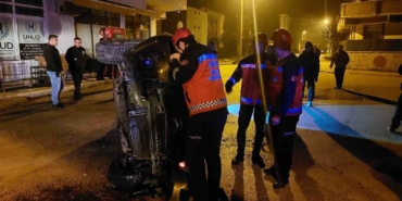gazi-takili-kalan-otomobil-beton-cite-carparak-yan-yatti-LehxTTX6.jpg