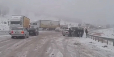 gaziantep-araban-kara-yolunda-kar-esareti-cok-sayida-arac-mahsur-kaldi-m2ZUrji7.jpg
