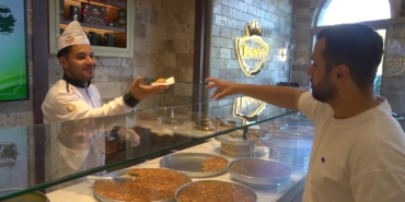 gaziantep-baklavasi-jet-hizinda-istanbulda-TxIAfmWs.jpg