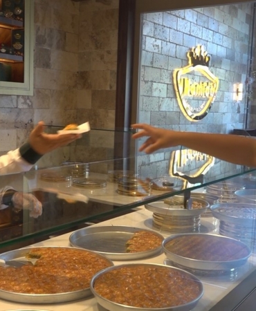 gaziantep-baklavasi-jet-hizinda-istanbulda-TxIAfmWs.jpg