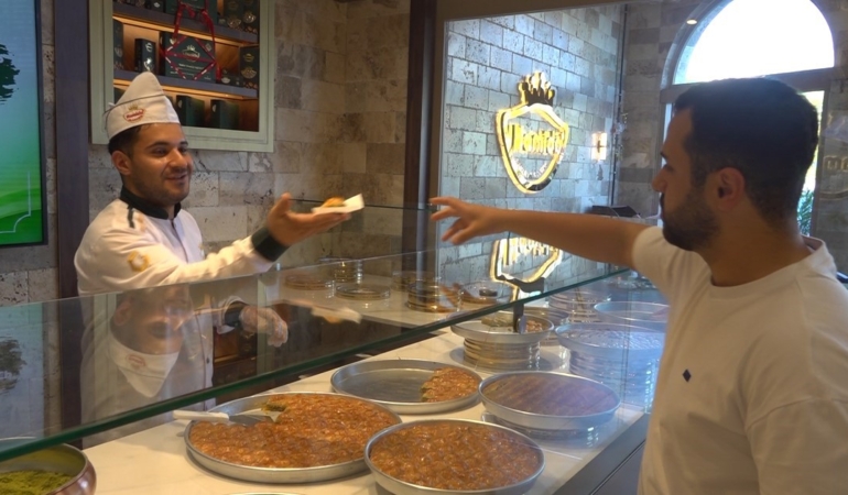 gaziantep-baklavasi-jet-hizinda-istanbulda-TxIAfmWs.jpg