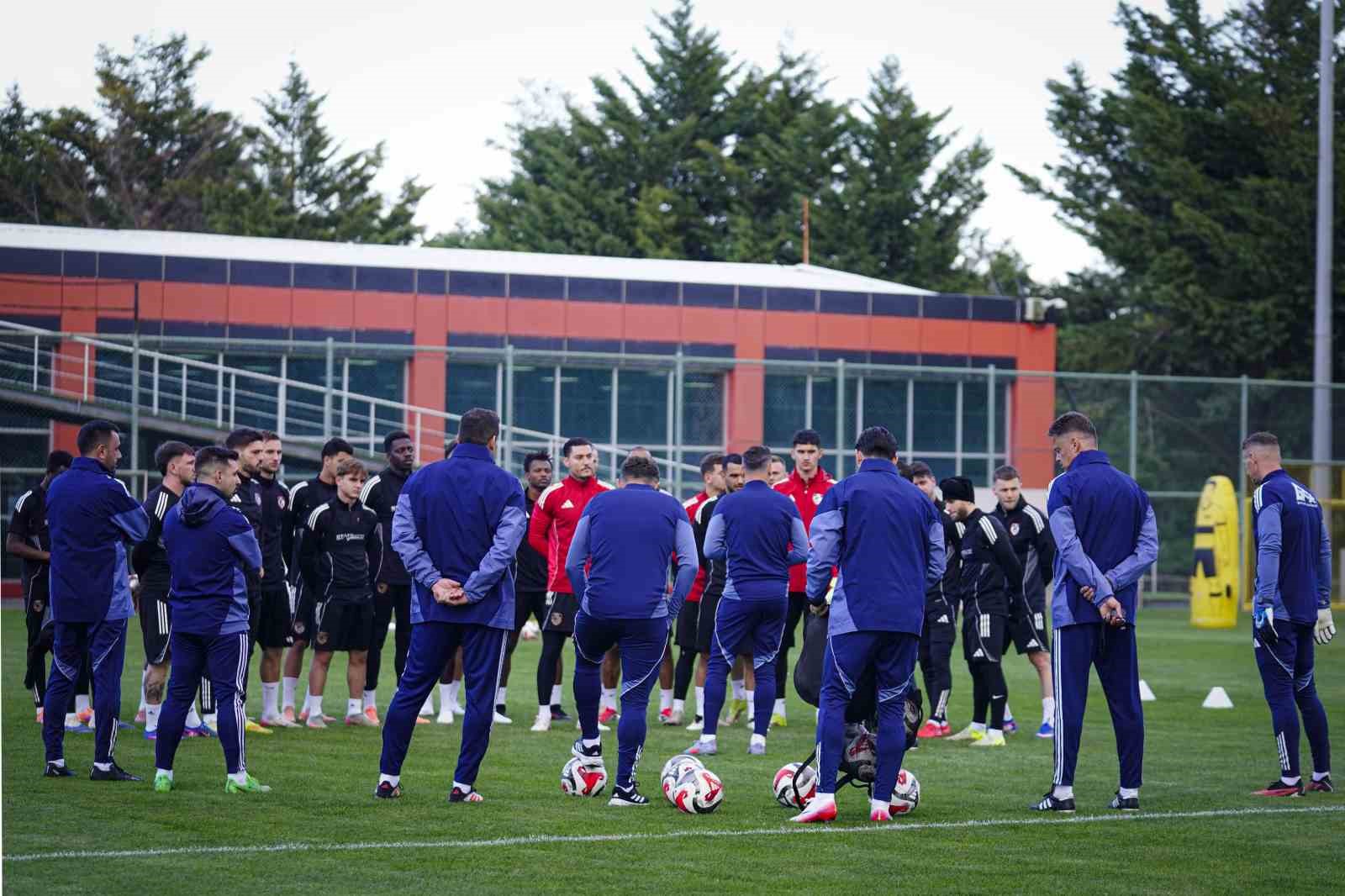 Gaziantep FK, Mirel Radoi yönetiminde ilk antrenmanını yaptı 5 gaziantep fk mirel radoi yonetiminde ilk antrenmanini yapti 1 ZwyKk3sa