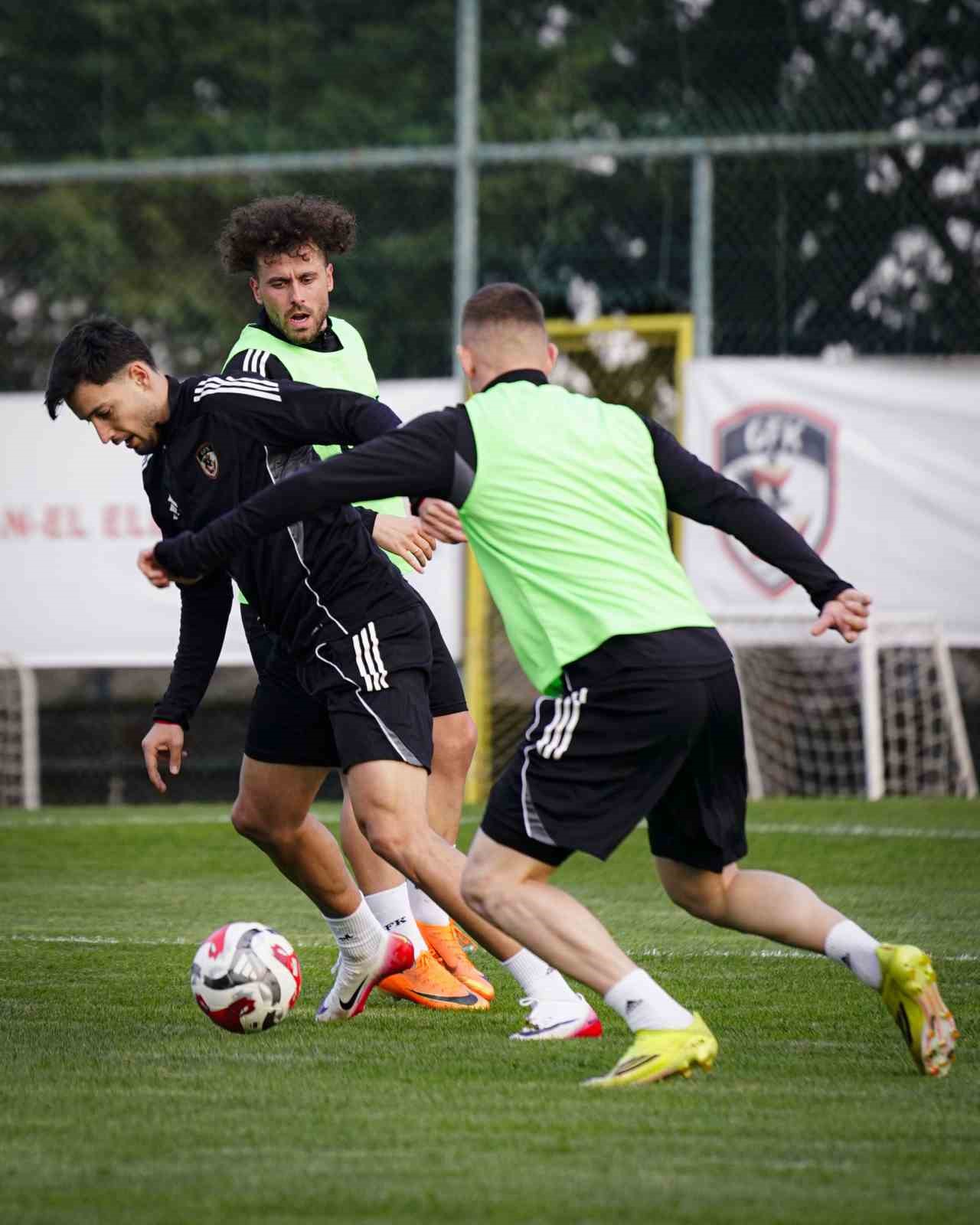 Gaziantep FK, Mirel Radoi yönetiminde ilk antrenmanını yaptı 9 gaziantep fk mirel radoi yonetiminde ilk antrenmanini yapti 5