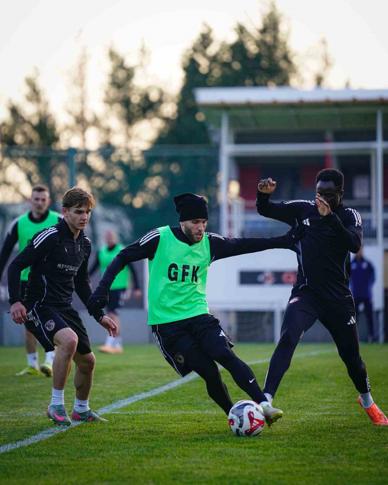 Gaziantep FK, Mirel Radoi yönetiminde ilk antrenmanını yaptı 10 gaziantep fk mirel radoi yonetiminde ilk antrenmanini yapti 6 JT84tQvm