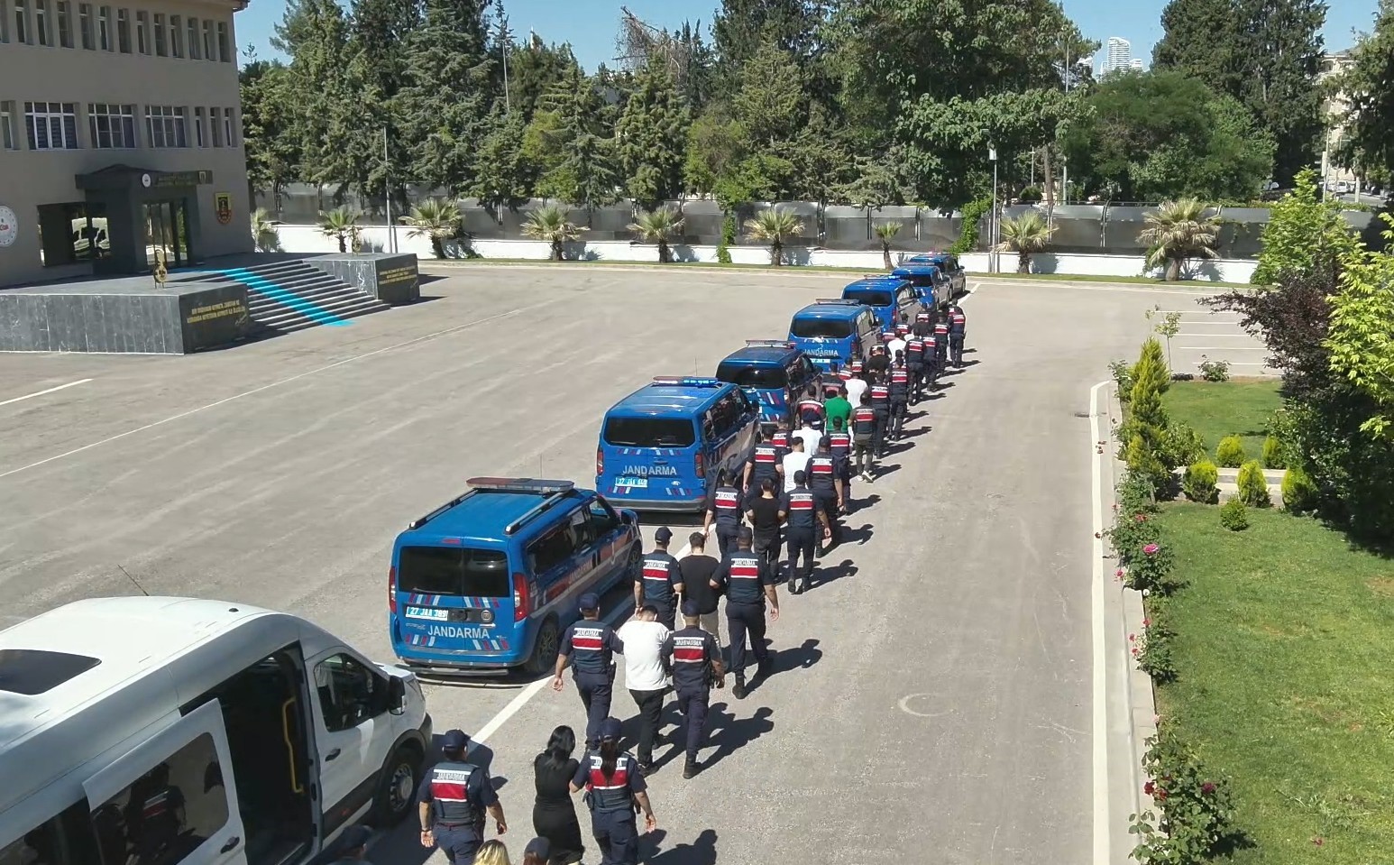 gaziantep merkezli 14 ilde siber dolandiricilik operasyonu 19 tutuklama 2 SUIiY1WN