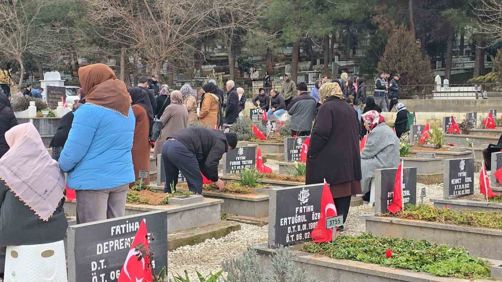 gaziantep protokolunden islahiyede deprem sehitligine ziyaret 2 GasWwCJZ