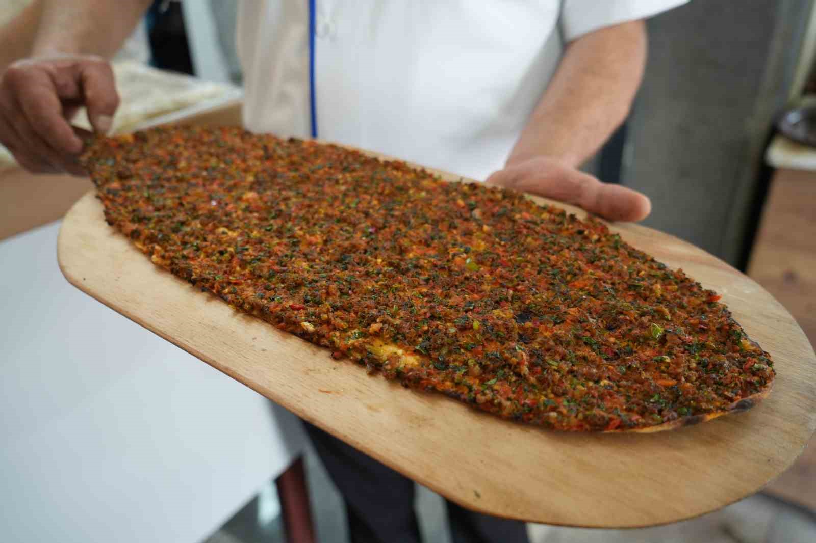gaziantepin tescilli lezzeti lahmacun 180 tlden satiliyor 7