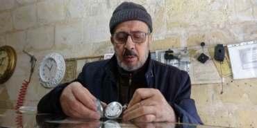 gaziantepli-74-yasindaki-saat-ustasi-65-yildir-zamana-ayar-veriyor-CzyMNqR2.jpg