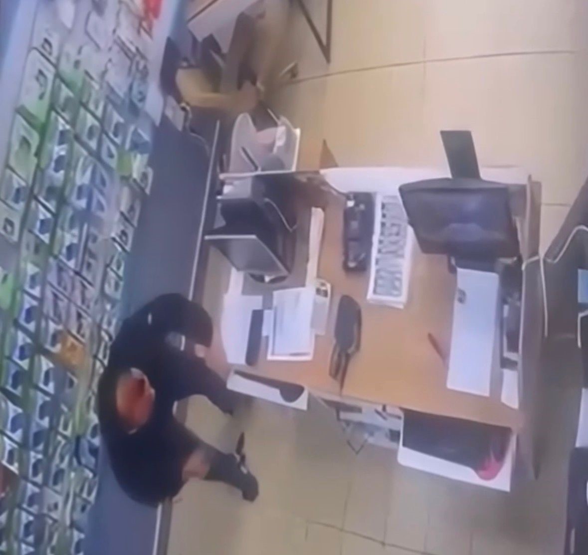gaziantepte 1 kisinin ayaklarindan vuruldugu silahli saldiri kamerada 2 CZhyPX7N
