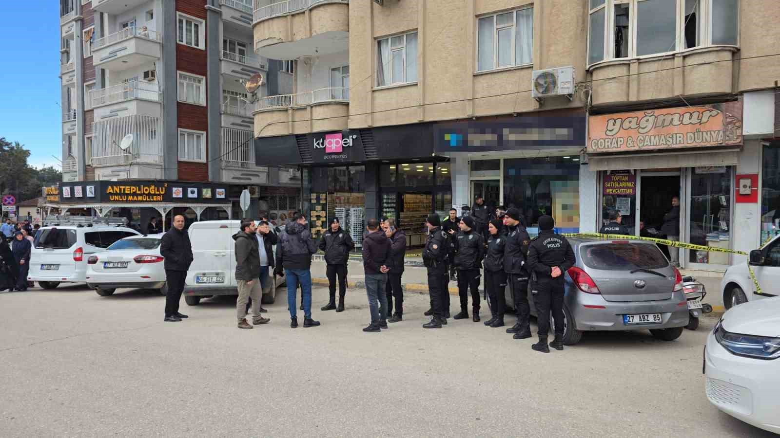 gaziantepte 1 kisinin ayaklarindan vuruldugu silahli saldiri kamerada 3 RB4kEOFj
