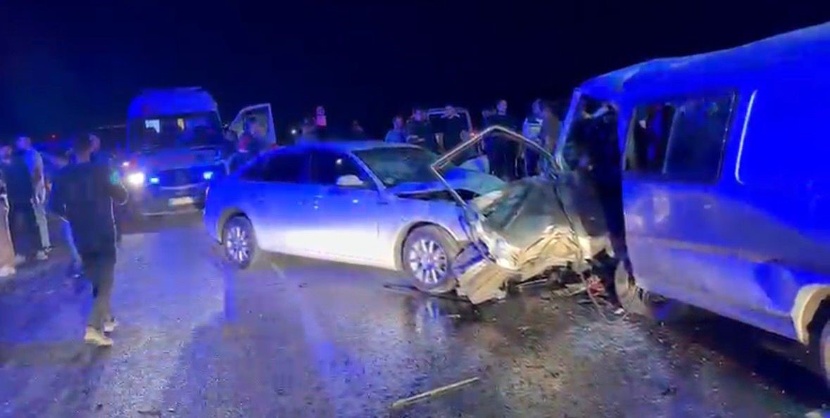 Gaziantep’te 2 araç kafa kafaya çarpıştı: 1 ölü, 12 yaralı 5 gaziantepte 2 arac kafa kafaya carpisti 1 olu 12 yarali 1 vIziO7wp