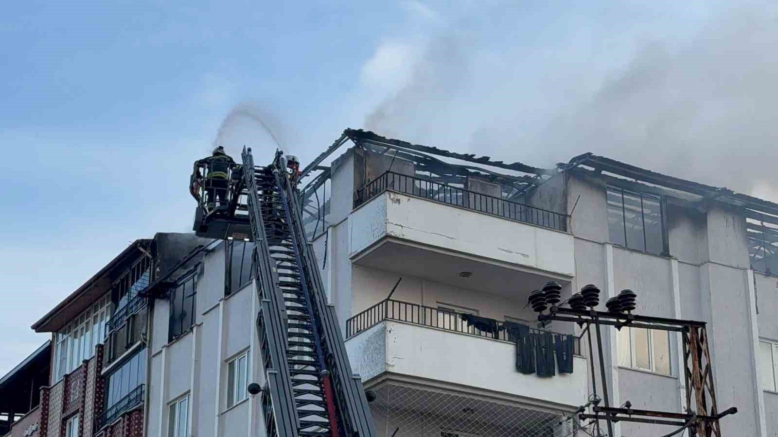 gaziantepte 4 katli apartmanin terasinda korkutan yangin 1 Hcg8XLnV
