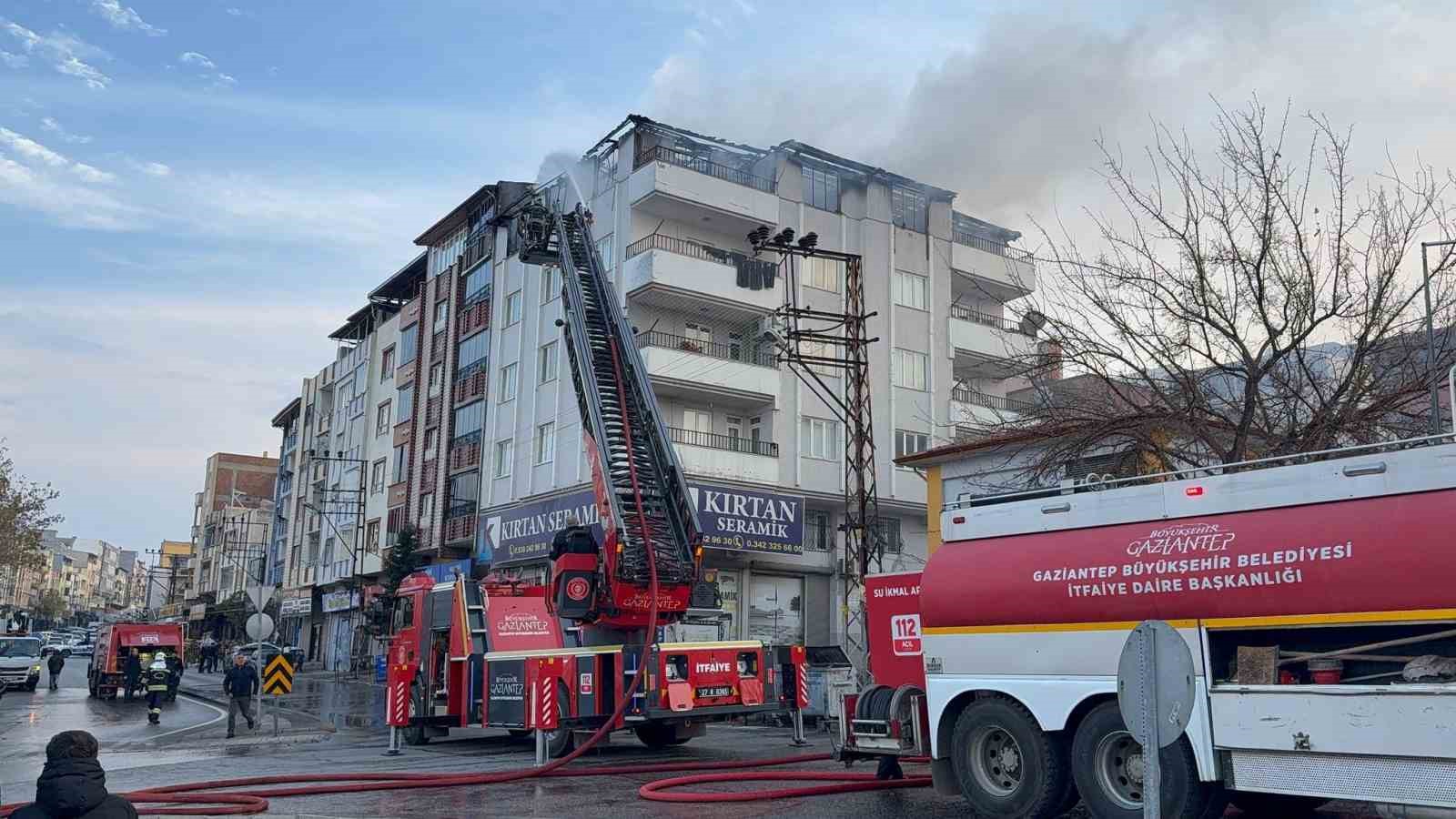 gaziantepte 4 katli apartmanin terasinda korkutan yangin 2 QvF6pMUj