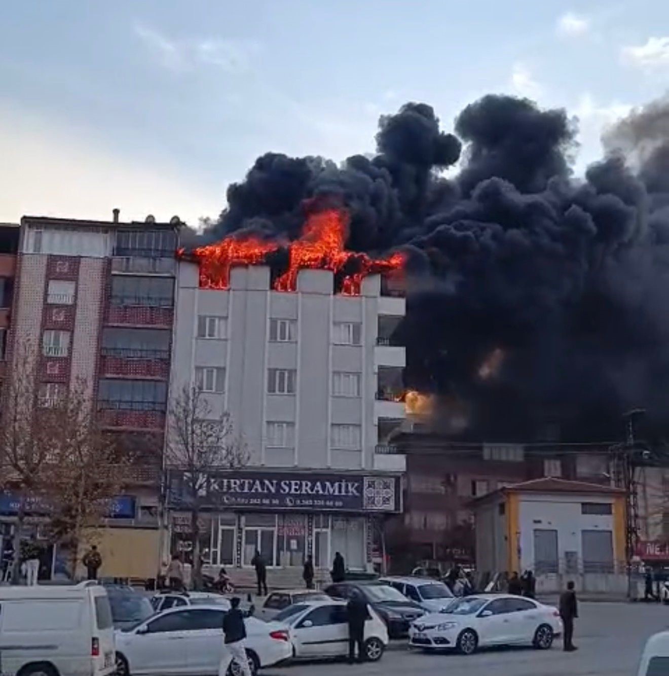 gaziantepte 4 katli apartmanin terasinda korkutan yangin 4 YZwsSEH2