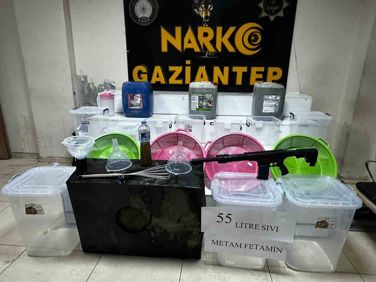Gaziantep’te 55 litre sıvı metamfetamin ele geçirildi, 3 şahıs tutuklandı 4 gaziantepte 55 litre sivi metamfetamin ele gecirildi 3 sahis tutuklandi 0 ly49gizt