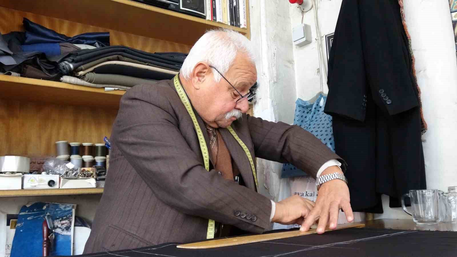 gaziantepte 67 yasindaki terzi ustasi elinden kitabi dusurmuyor 0 RYJeG3Yv