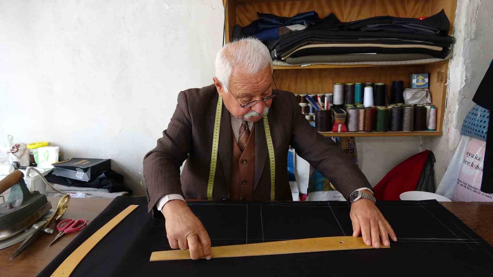 gaziantepte 67 yasindaki terzi ustasi elinden kitabi dusurmuyor 1 ncDKwFCZ