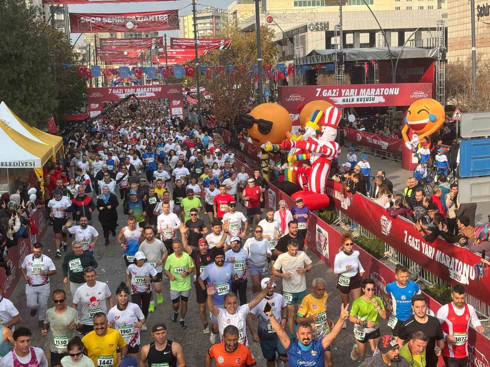 gaziantepte 7 gazi yari maratonu bin 498 sporcunun katilimiyla basladi 1