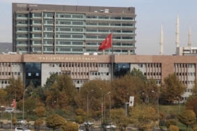 Eskişehir- Bursa yolunda birbirini sıkıştıran 2 araç trafiği tehlikeye attı 1 thumbnail