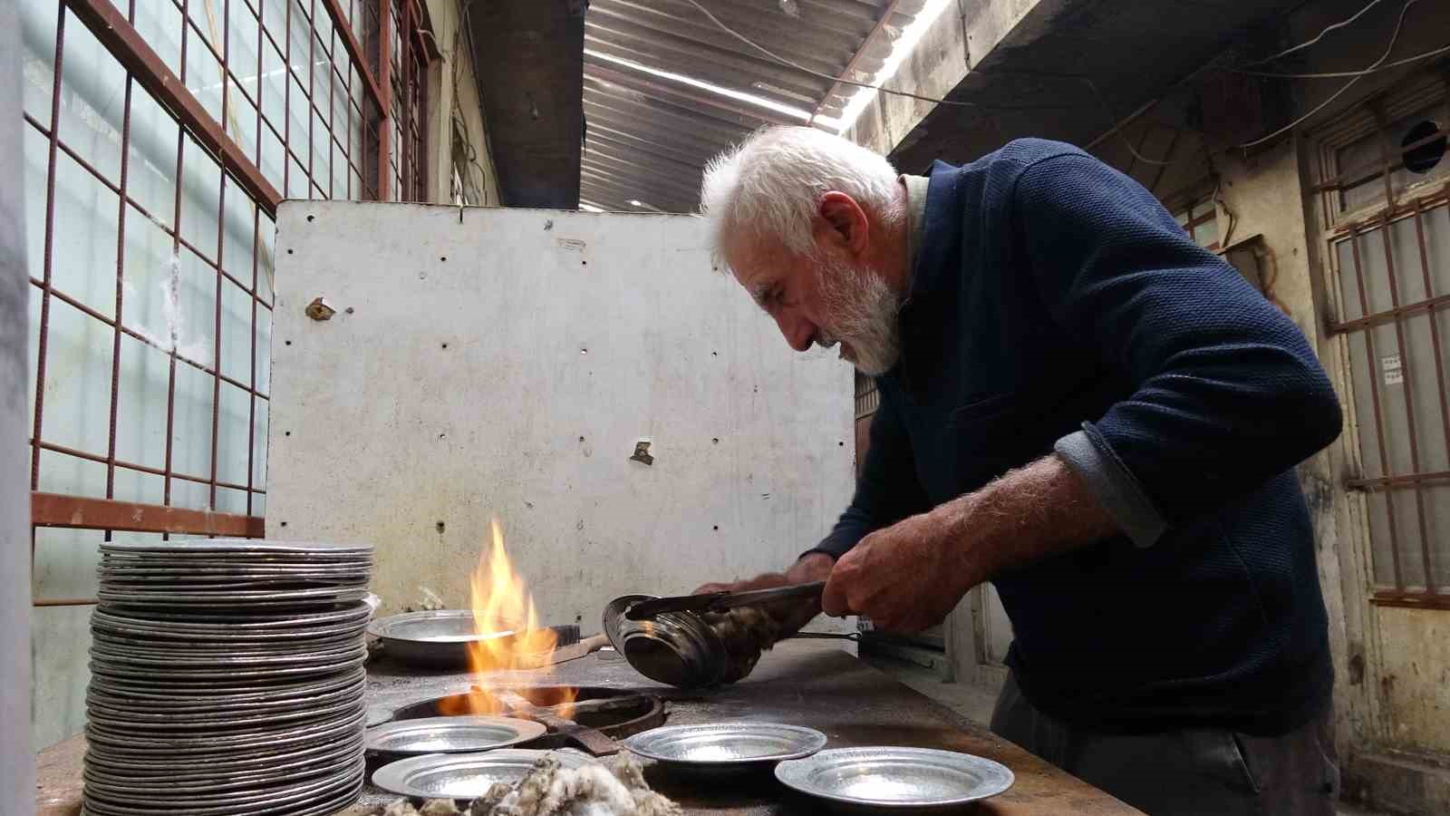 gaziantepte 80 yasindaki kalay ustasi meslegini 70 yildir surduruyor 1 6jgcmj7f