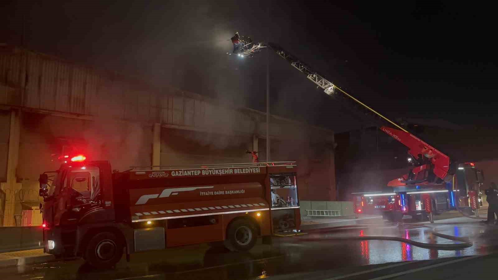 gaziantepte ambalaj fabrikasinda yangin 1 isci dumandan etkilendi 1 MDKcQ4gp