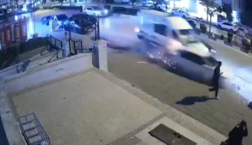 gaziantepte ambulansin karistigi zincirleme kazada 3 kisi yaralandi 0 tdiJh7Gf