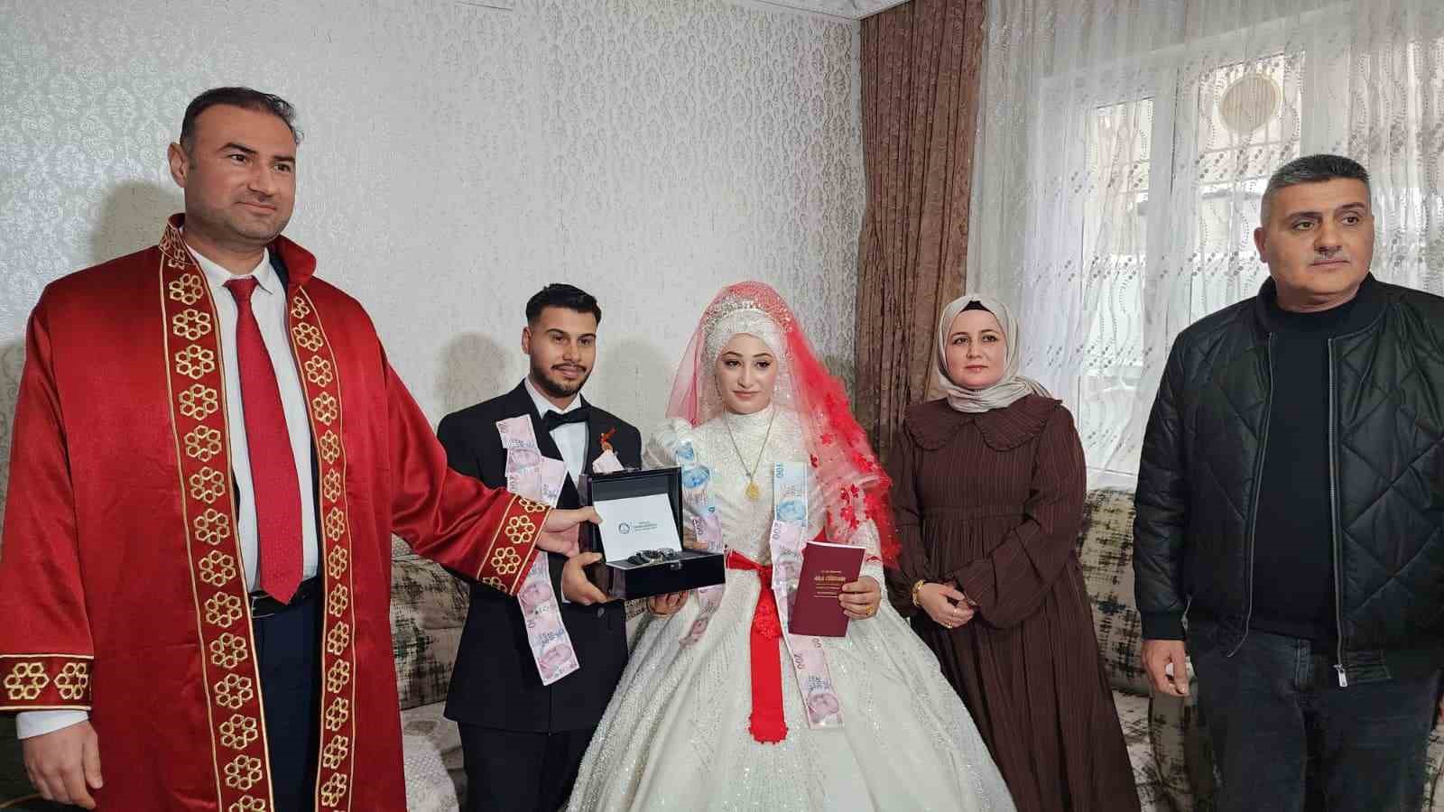 Gaziantep’te aşk kar kış dinlemedi: Gelin ve damat nikah salonuna gidemeyince nikah memuru eve geldi 5 gaziantepte ask kar kis dinlemedi gelin ve damat nikah salonuna gidemeyince nikah memuru eve Di34eydb