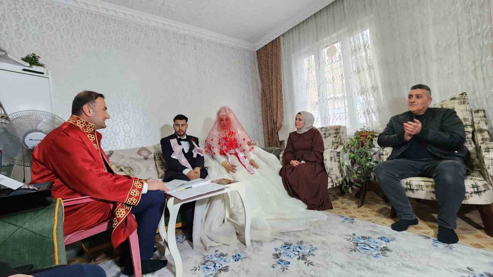 Gaziantep’te aşk kar kış dinlemedi: Gelin ve damat nikah salonuna gidemeyince nikah memuru eve geldi 4 gaziantepte ask kar kis dinlemedi gelin ve damat nikah salonuna gidemeyince nikah memuru eve FvC6cqfH
