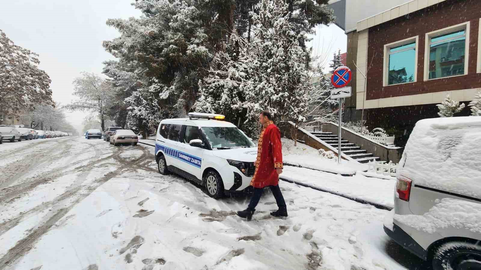 Gaziantep’te aşk kar kış dinlemedi: Gelin ve damat nikah salonuna gidemeyince nikah memuru eve geldi 6 gaziantepte ask kar kis dinlemedi gelin ve damat nikah salonuna gidemeyince nikah memuru eve