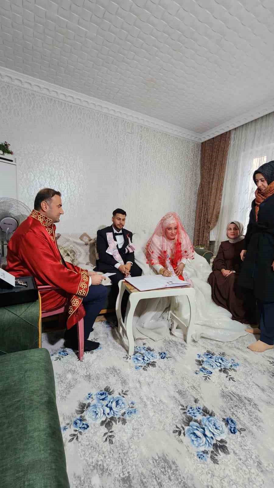 Gaziantep’te aşk kar kış dinlemedi: Gelin ve damat nikah salonuna gidemeyince nikah memuru eve geldi 8 gaziantepte ask kar kis dinlemedi gelin ve damat nikah salonuna gidemeyince nikah memuru eve W8awHMde