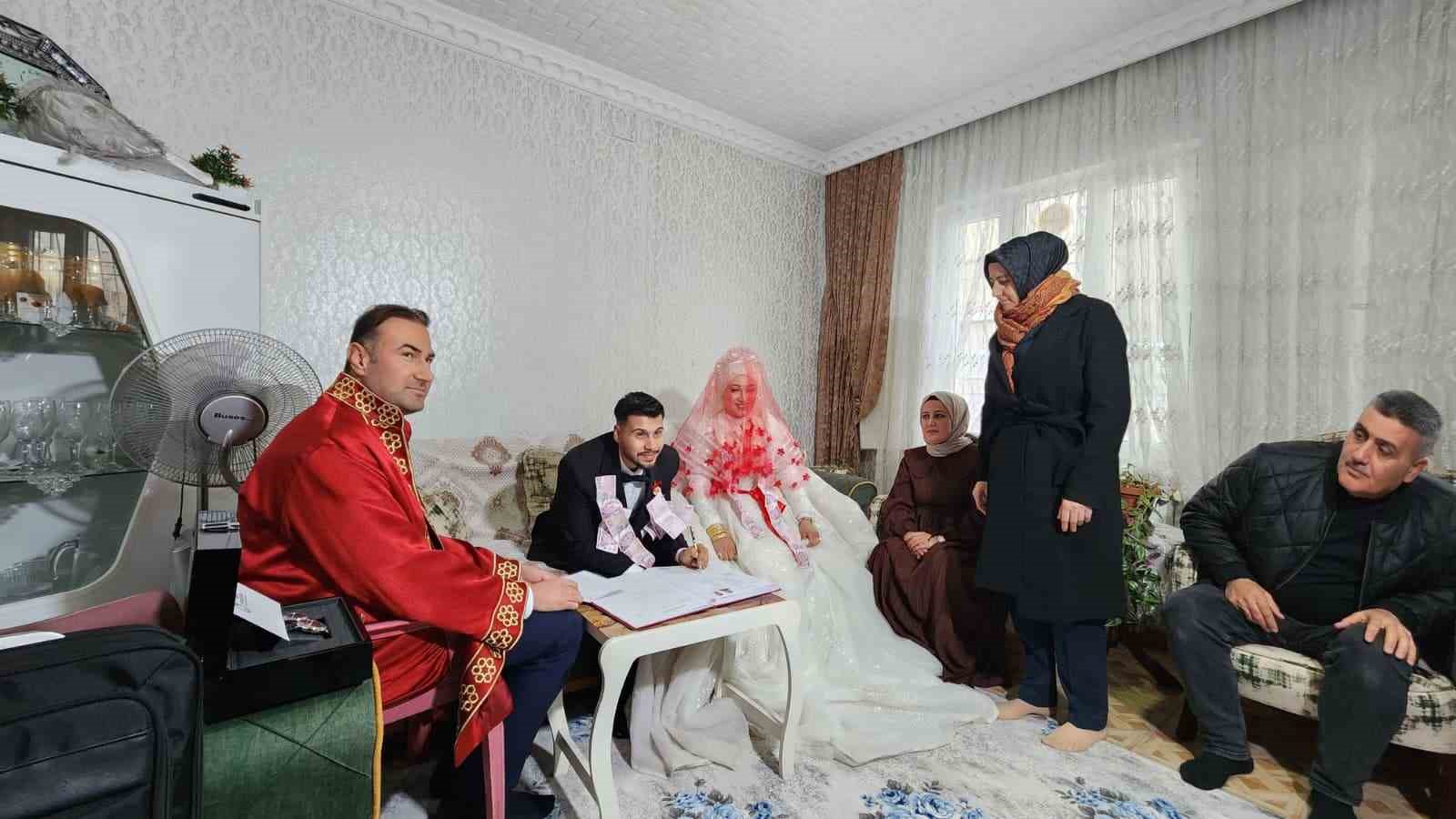 Gaziantep’te aşk kar kış dinlemedi: Gelin ve damat nikah salonuna gidemeyince nikah memuru eve geldi 7 gaziantepte ask kar kis dinlemedi gelin ve damat nikah salonuna gidemeyince nikah memuru eve iDWTHIGD