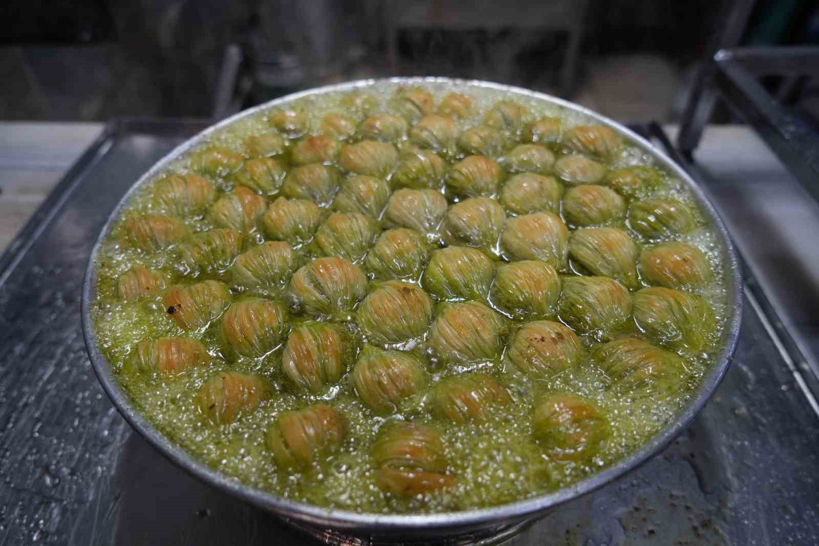 Gaziantep’te baklavacılarda bayram yoğunluğu: Günlük üretim 20 tona ulaştı 5 gaziantepte baklavacilarda bayram yogunlugu gunluk uretim 20 tona ulasti 1 FmnuuDSk