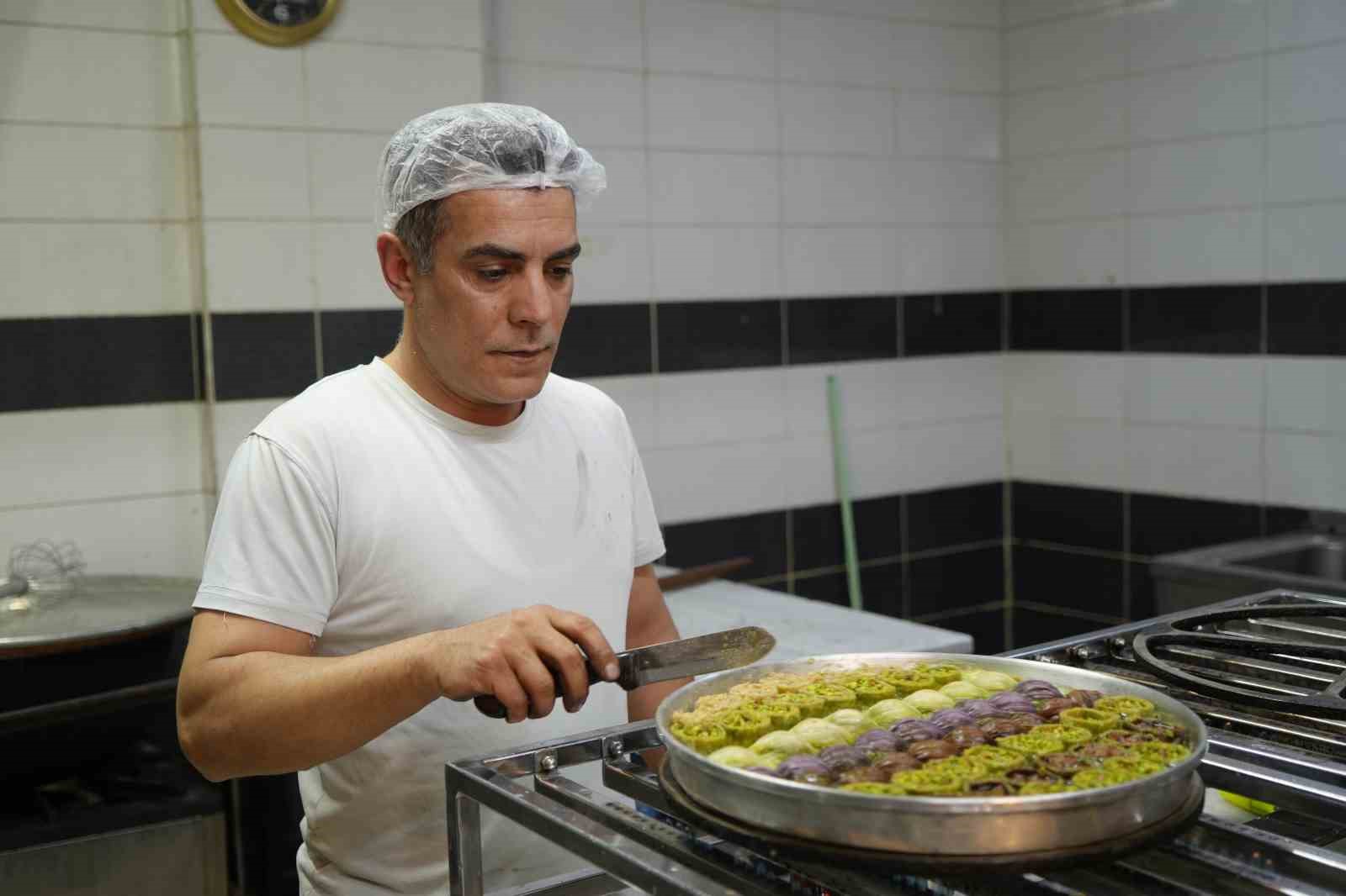 Gaziantep’te baklavacılarda bayram yoğunluğu: Günlük üretim 20 tona ulaştı 6 gaziantepte baklavacilarda bayram yogunlugu gunluk uretim 20 tona ulasti 2