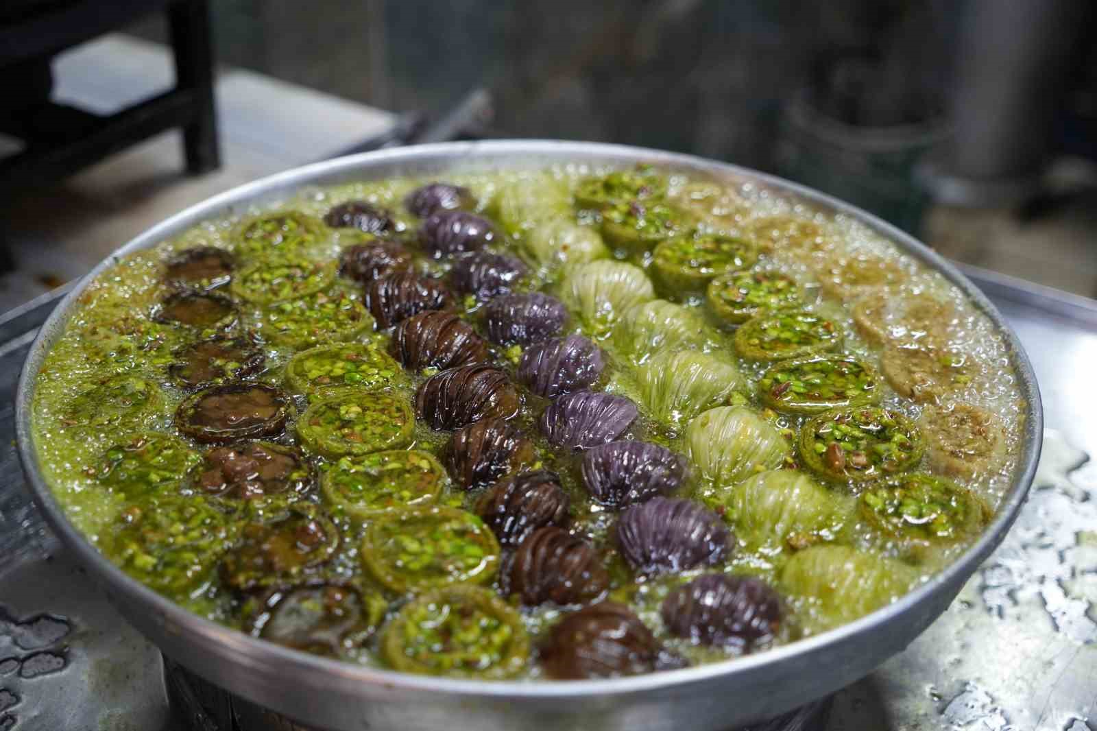 Gaziantep’te baklavacılarda bayram yoğunluğu: Günlük üretim 20 tona ulaştı 7 gaziantepte baklavacilarda bayram yogunlugu gunluk uretim 20 tona ulasti 3 qDchmJg5