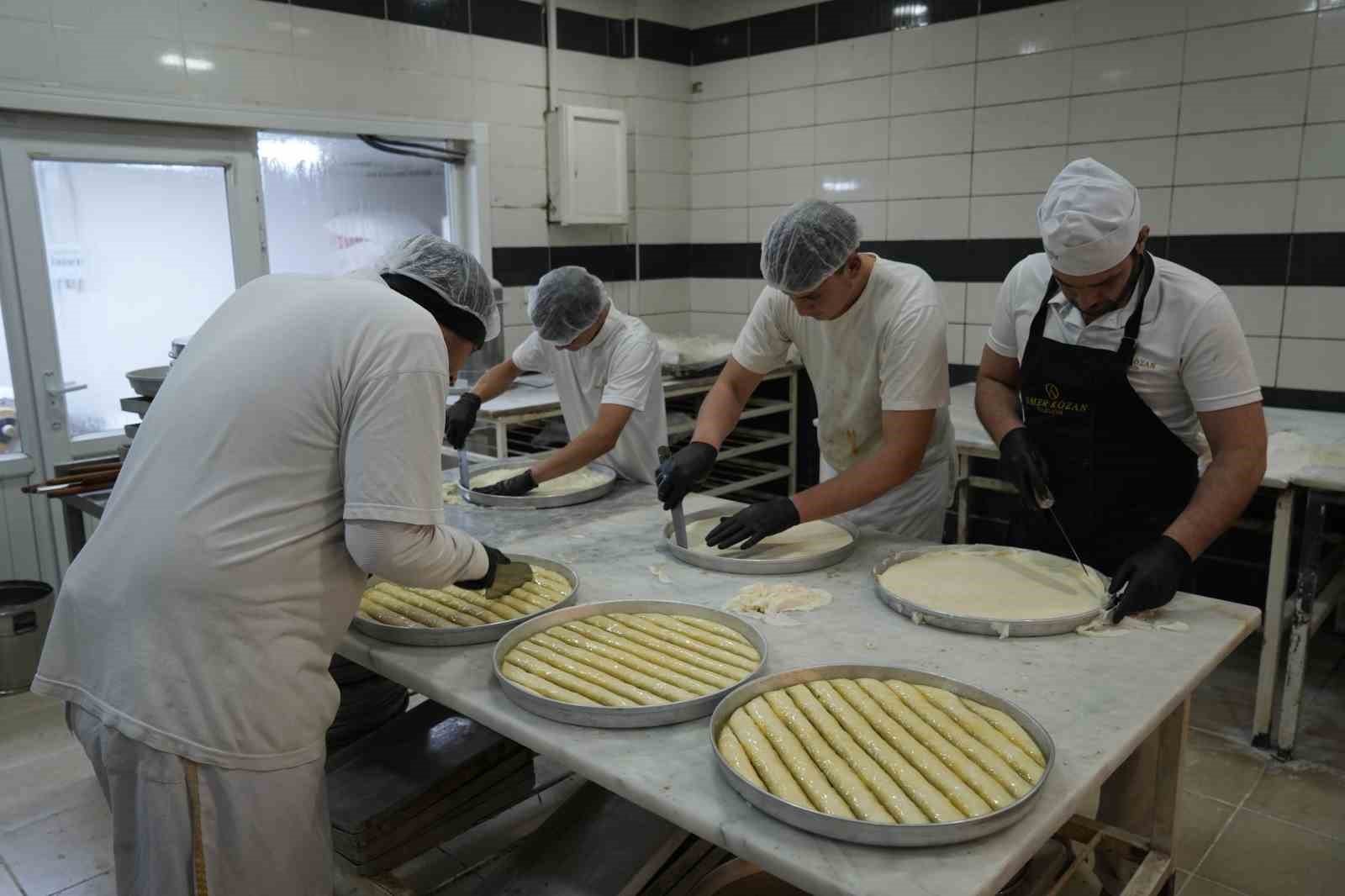 Gaziantep’te baklavacılarda bayram yoğunluğu: Günlük üretim 20 tona ulaştı 8 gaziantepte baklavacilarda bayram yogunlugu gunluk uretim 20 tona ulasti 4 l9TXgPqW