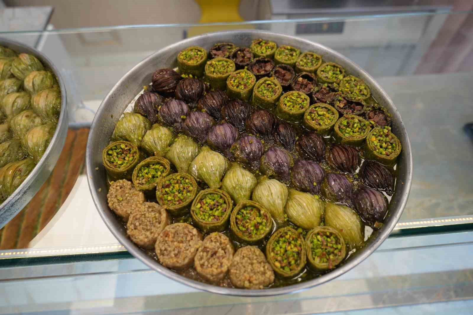 Gaziantep’te baklavacılarda bayram yoğunluğu: Günlük üretim 20 tona ulaştı 10 gaziantepte baklavacilarda bayram yogunlugu gunluk uretim 20 tona ulasti 6 h9MRykTf