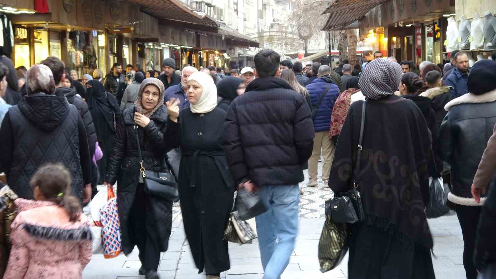 Gaziantep’te bayram alışverişinde adım atacak yer kalmadı 5 gaziantepte bayram alisverisinde adim atacak yer kalmadi 1 lFRwuLaj