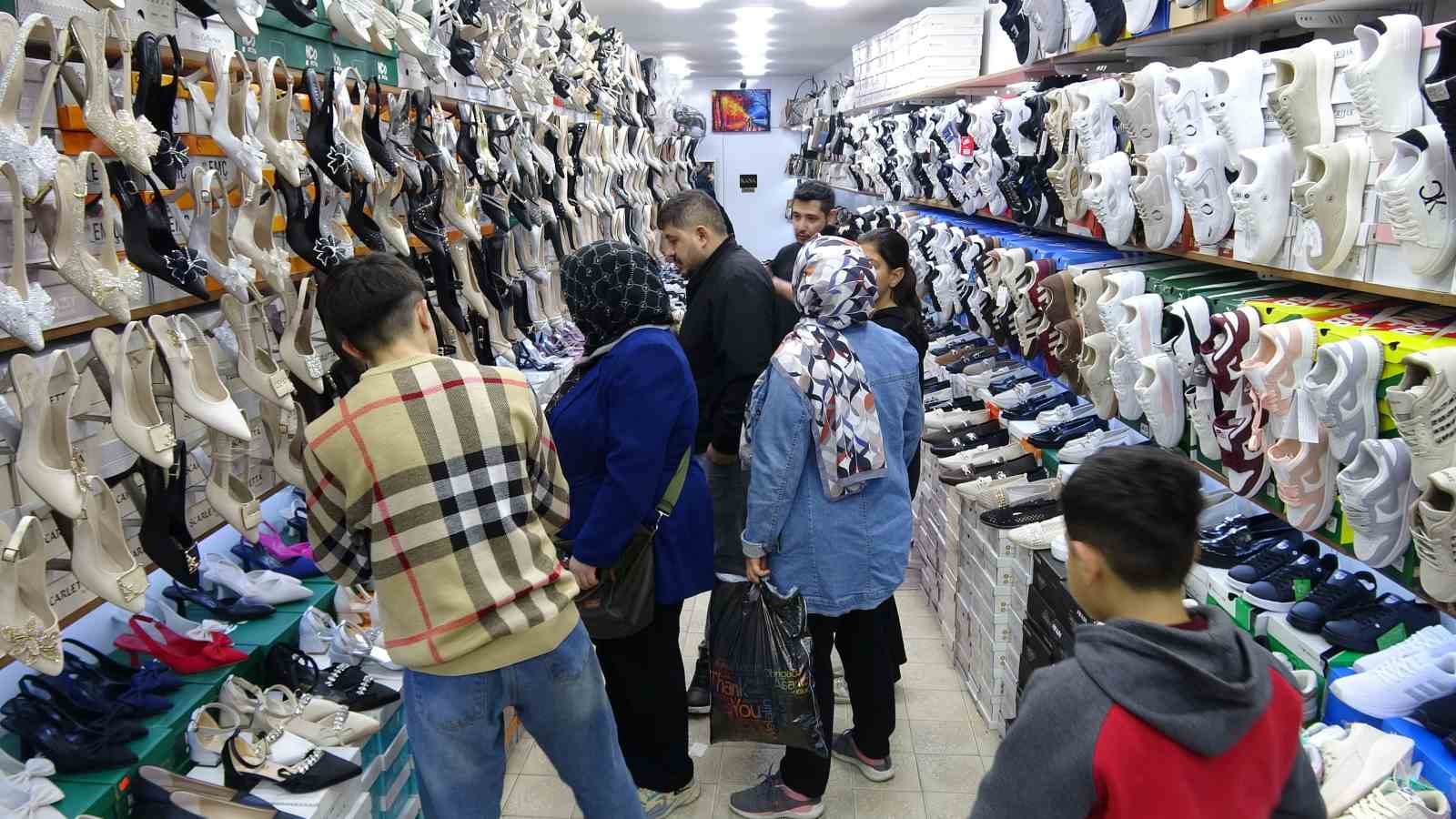 Gaziantep’te bayram alışverişinde adım atacak yer kalmadı 7 gaziantepte bayram alisverisinde adim atacak yer kalmadi 3 qbskq1kD